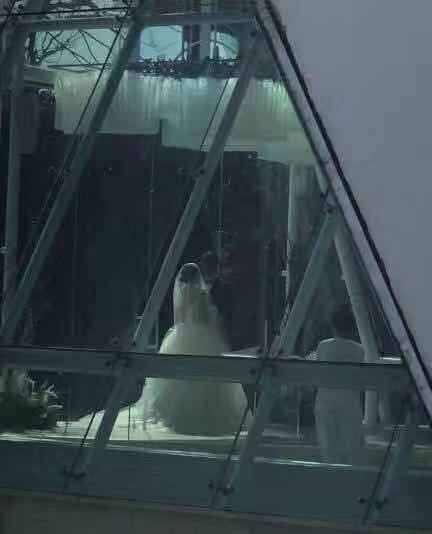 还不公布是要准备隐婚？偷拍甜蜜婚纱照才被发现