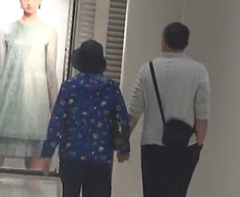 74岁香港才女白韵琴与小15岁老公牵手逛街，画面甜蜜温馨