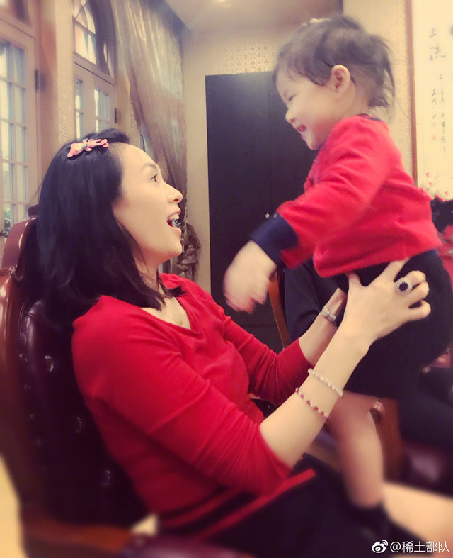 章子怡晒3岁女儿晒照片，所有人都被醒醒的发量震惊了！