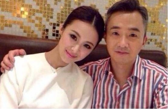 他是女婿代言人，因患病满头白发险轻生，小18岁娇妻不离不弃！