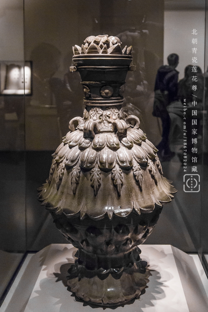 此件青瓷莲花尊亦是集大成的国宝文物,它代表了佛教和中国传统结合的