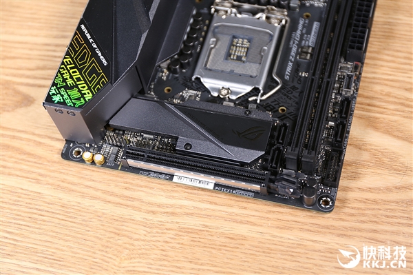 全副盔甲 华硕ROG STRIX Z390-I Gaming主板开箱图赏