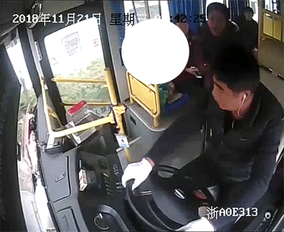 杭州一大妈未付车钱与公交司机口角抢夺方向盘被拘8日