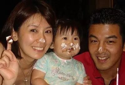 贾静雯修杰楷婚礼现场曝光！两人甜蜜拥吻，一家五口幸福入境！