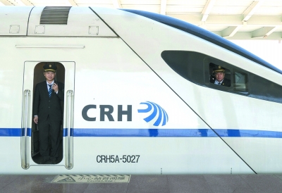 2018年4月,crh5a型动车组司机正在确认列车状态.刘慎库