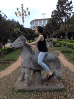 搞笑gif:大郎你的个子似乎长高了