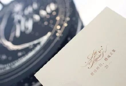 生完2个孩子才办婚礼，嫁小9岁老公，她逆袭了