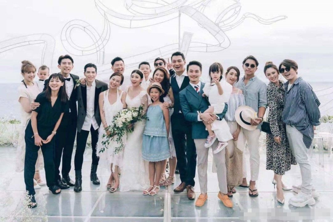 生完2个孩子才办婚礼，嫁小9岁老公，她逆袭了