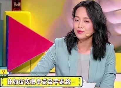 周一围奶茶事件后与朱丹十指紧扣秀恩爱，网友：明显摆拍！
