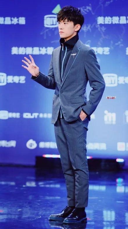 爱奇艺尖叫之夜明星造型PK：吴谨言成灾难，吴亦凡被吐槽罗圈腿！