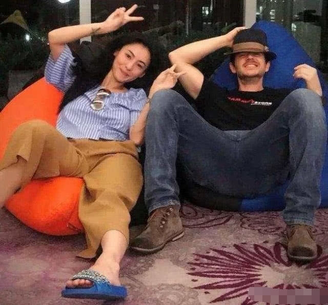 张柏芝带小儿子现身街头，衣着宽松对镜头比V，友人证实没生娃
