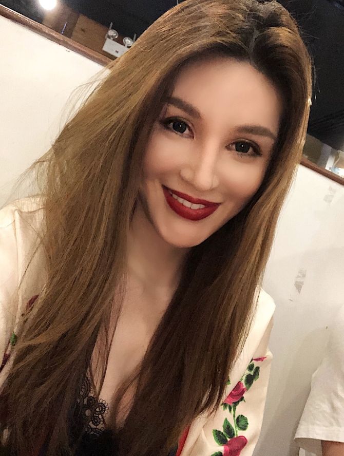 肿胀脸、寿星头少女cos杨超越造型后被骂惨了