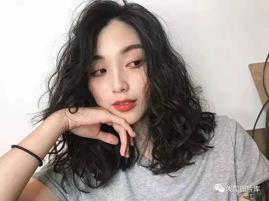 今年很火的泡面头爆卷发型