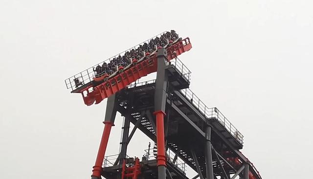 全球最惊险的三个游乐场,第一个来自台湾过山车,轨道从顶端断开