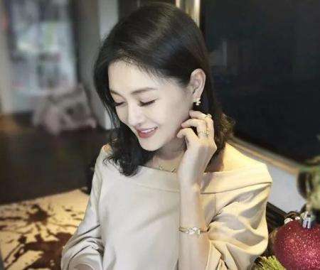 李湘大S罕见同框，修图后的两人整整年轻十岁，网友：大S的脸是凹的