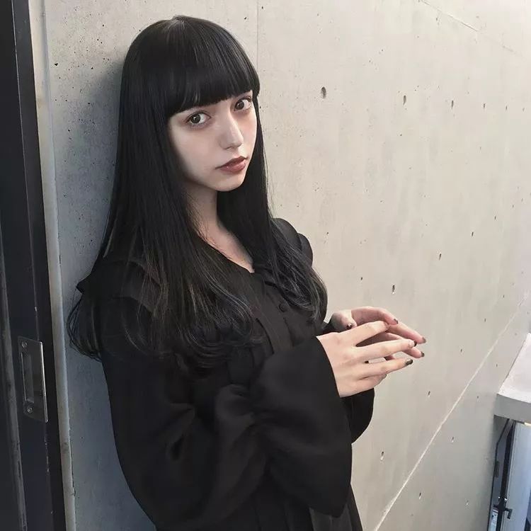 日本爆红的洛丽塔美少女，真人版混血芭比，靠漫画眼成新晋宅男女神！