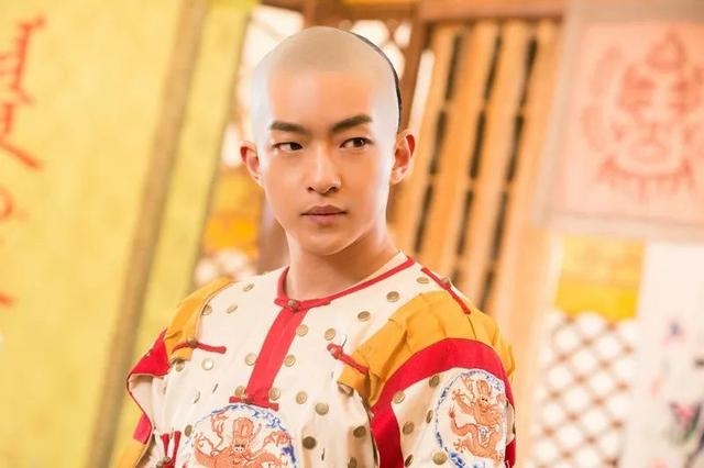 男星走红毯被吐槽不耐烦，获奖后表现轻浮，是高冷还是没礼貌？