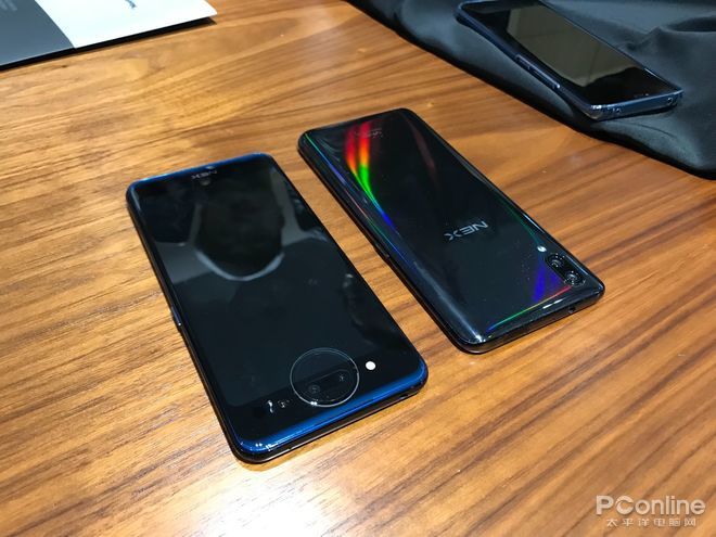 基于理性的大胆突破 聊聊“后现代风”的双屏版vivo NEX