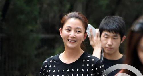 娱乐圈爱素颜的女星这么多，只有她敢对着偷拍镜头喊：拍漂亮点！