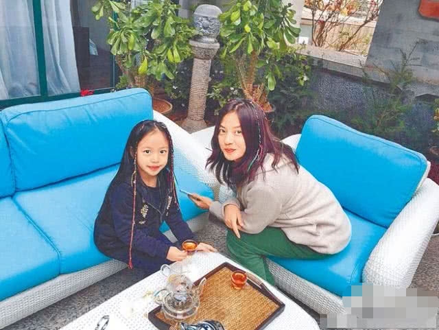赵薇声称8岁的女儿怕自己，告诉群众不能溺宠，但要富养