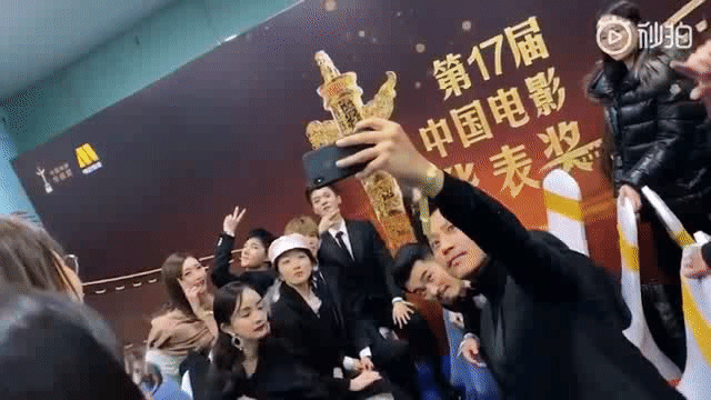 章子怡台上自曝得过三次华表奖，台下杨幂的表情亮了！