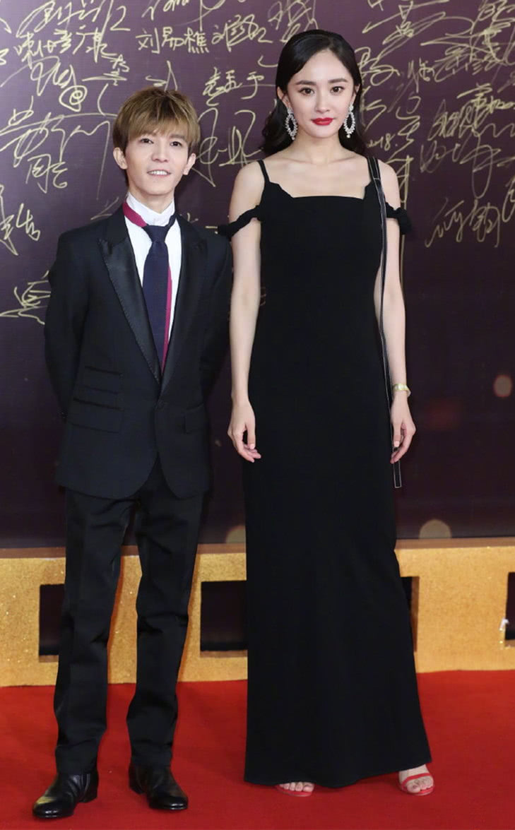 杨幂的红毯造型又出bug?不仅裙子显胖,还变"香肠嘴?