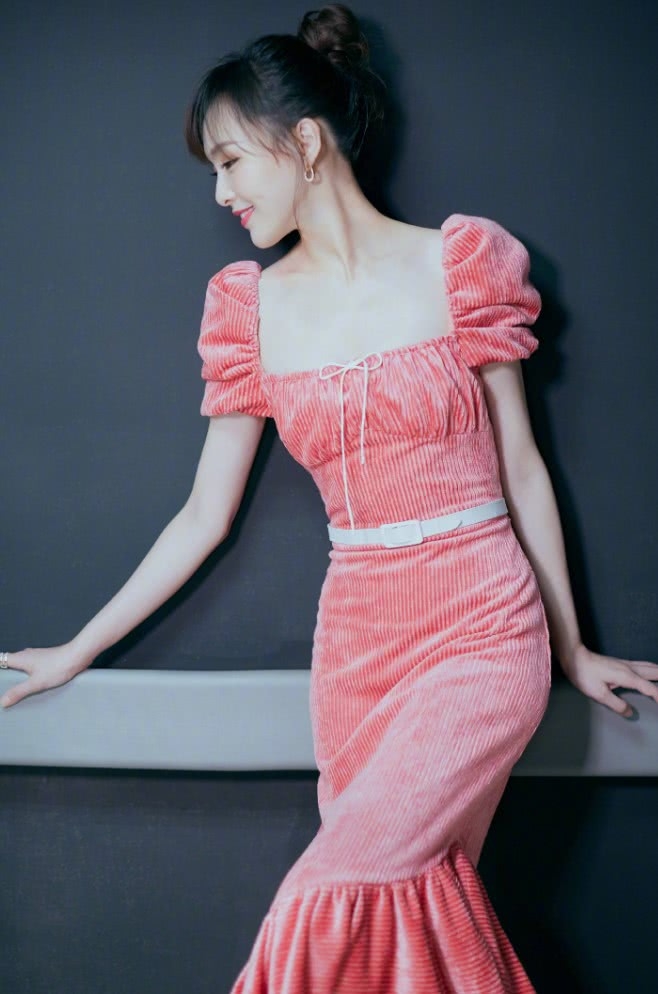 唐嫣真厉害,身穿粉色鱼尾裙化身"美人鱼",美得不像话!