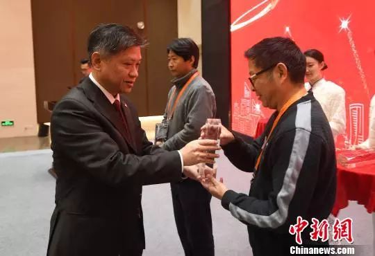 方楠：“随手拍”让民众感受到中国前行的浩浩足音