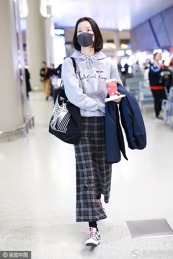 杜鹃穿卫衣+格纹裤清新灵动 素颜现身少女感爆棚
