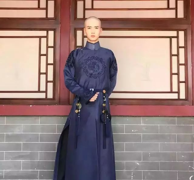 颜值吹上天的王思聪弟弟本尊竟然长这样？照骗拆穿现场一言难尽…
