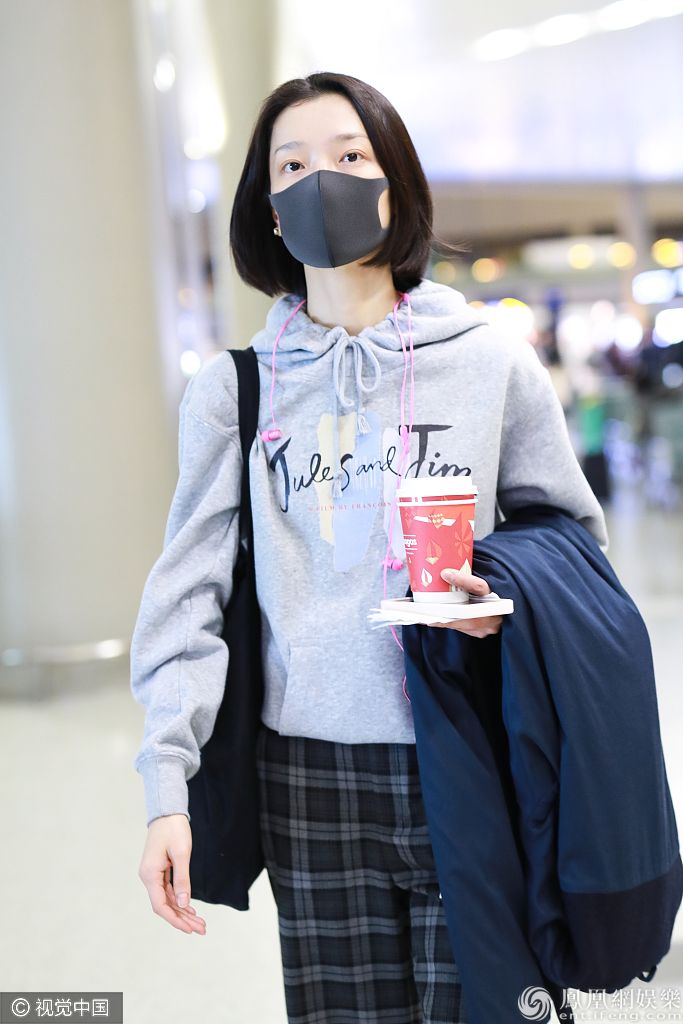 杜鹃穿卫衣+格纹裤清新灵动 素颜现身少女感爆棚