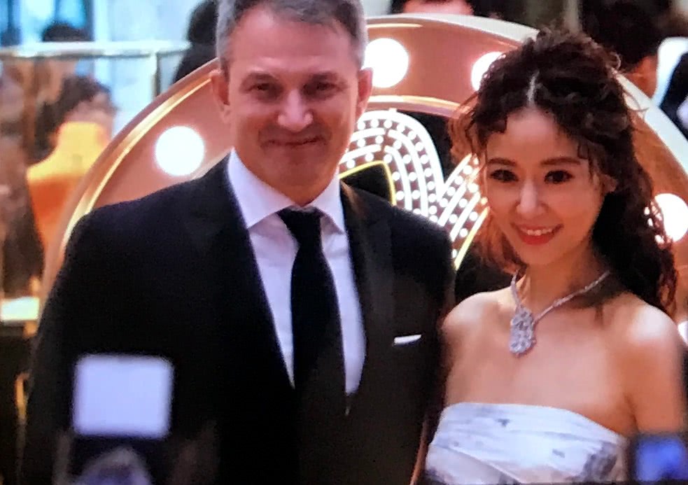 林心如烫了个泡面头被赞和蔡徐坤无年龄差，网友：根本就是妈妈带儿子