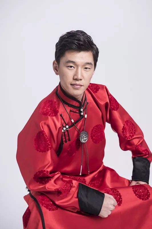 傲日其愣,蒙古族青年歌手,阎维文民族声乐大师班优秀学员,cctv《星光