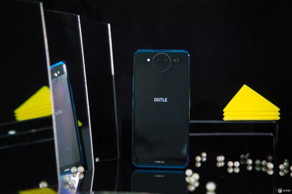 vivo NEX 双屏版图赏：既是实力派，也是「双面派」