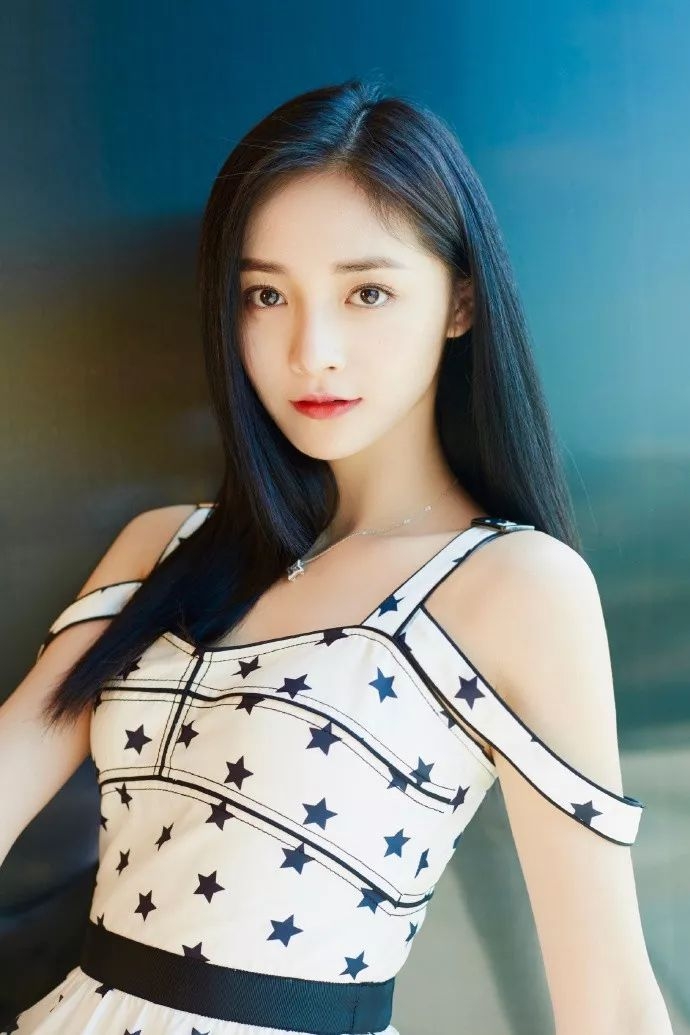 她想被封杀？忘了自己是中国人？还拉踩刘亦菲？