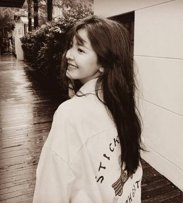 费启鸣 章若楠,淘宝模特变票房女王,全靠那张脸?