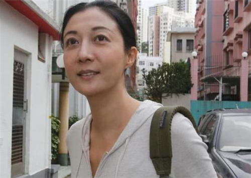 吴卓林被问对成龙的态度，她回答8个字让人想哭
