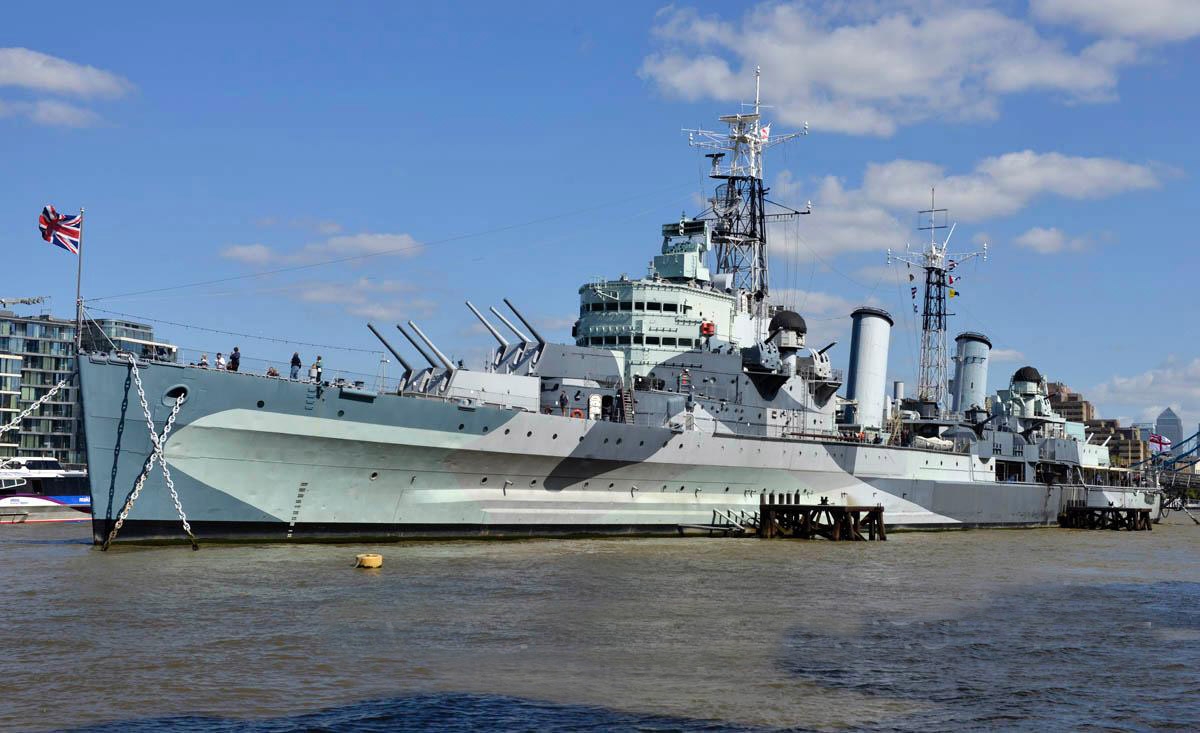 英国白金汉宫后面的河面上为何常年停靠着一艘战舰？