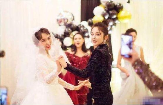 明星们参加亲友婚礼：林允低调接地气，林更新被妈妈们围着合影！