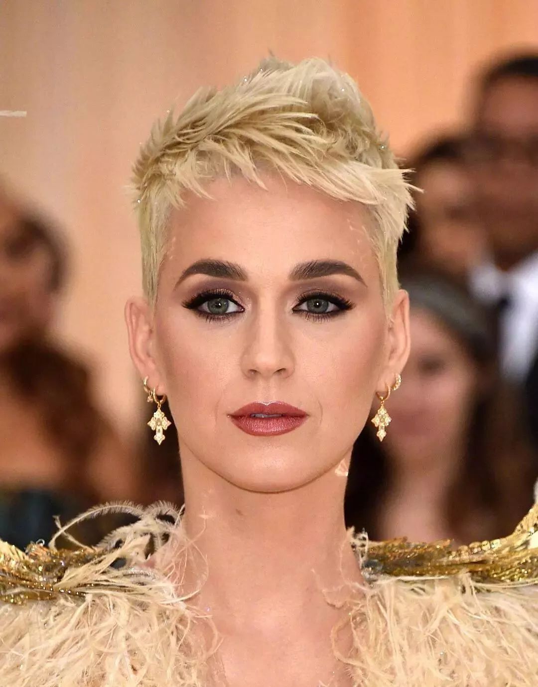 可怕！当红女明星脸上集体出现了这个东西！