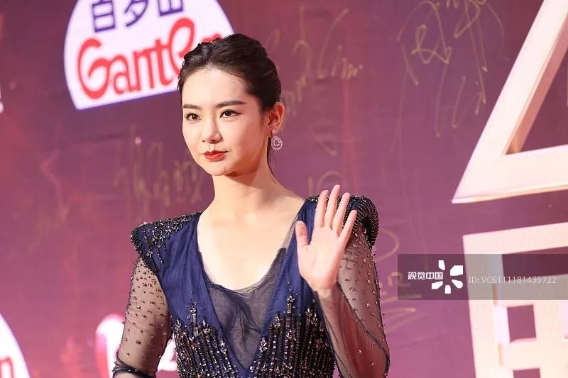 还是自己动手去扒了一下,结果就看到了戚薇脸上这超显老的法令纹,感觉