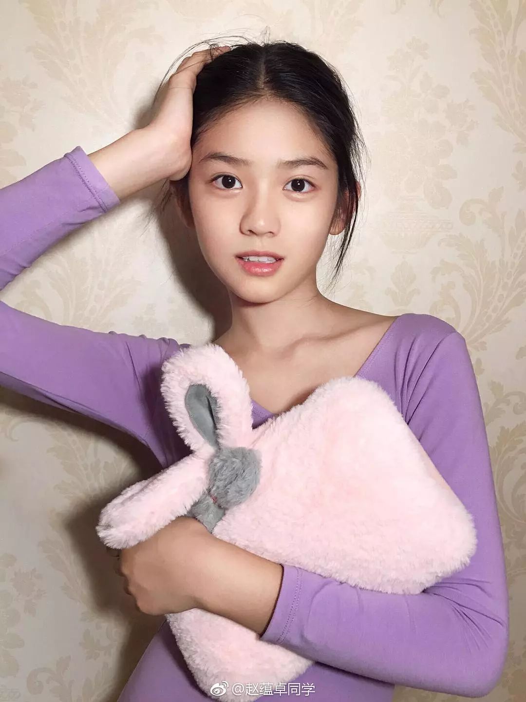 才13岁！就美到能演佟丽娅的少女期还搭档李易峰，什么来头？