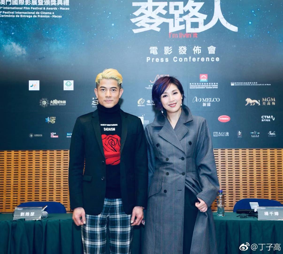 郭富城染了一头金发走红毯，但手指甲才是亮点