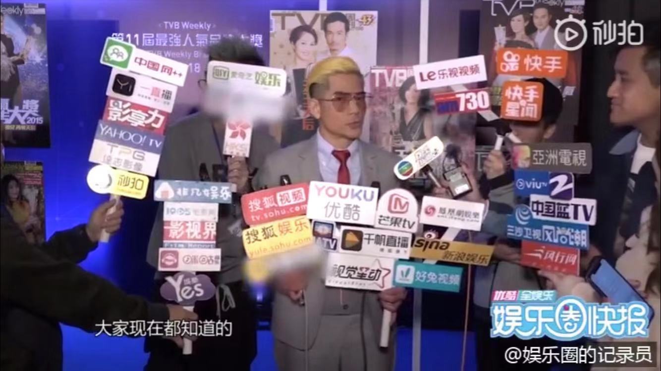 郭富城染了一头金发走红毯，但手指甲才是亮点