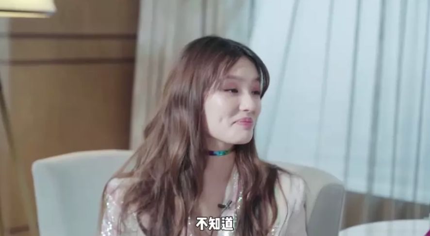 林允的牙套脸又严重了！这次直接变成五边形…