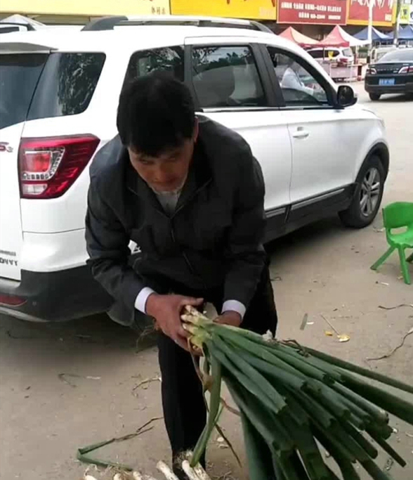 大衣哥朱之文买新汽车？网友看了发现事情并不简单！