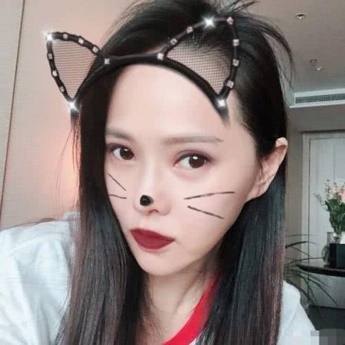 伊能静素颜不让拍,发现后忙遮镜头,背后原因不是怕面对衰老