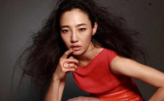 柳岩纹身在屁股上,林志玲纹身在胸上,白百何的纹身位置最尴尬!