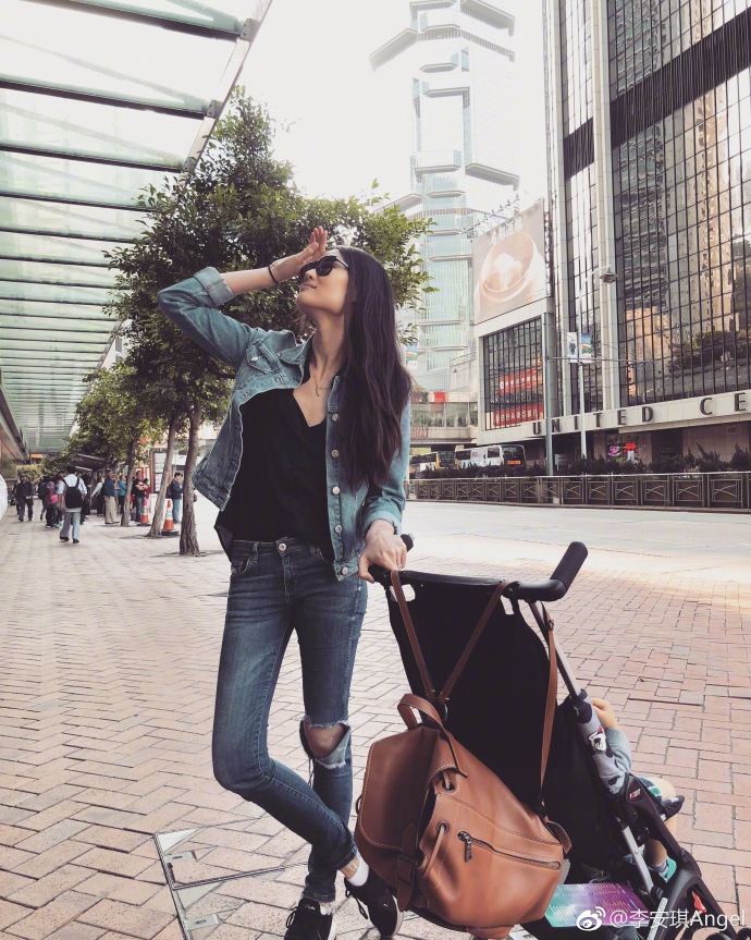 李小鹏儿子才2岁啊,站姿比奥莉还撩人,网友:深得李安琪大长腿的真传!