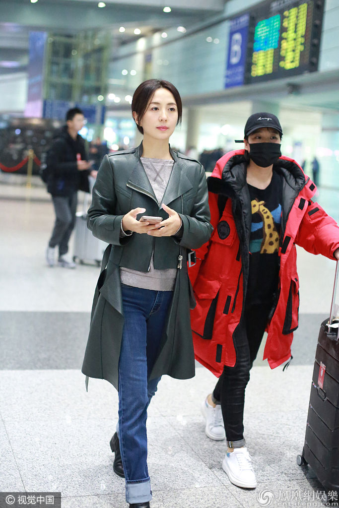 杨童舒保暖装扮“养生式“走机场  坐行李箱语聊秀出大长腿